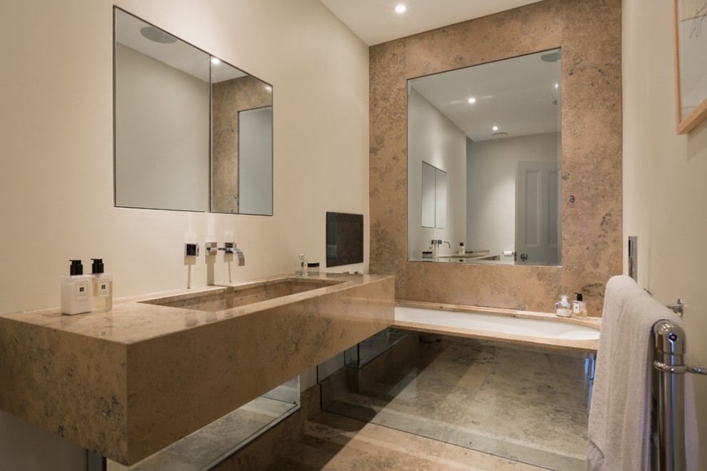 Пример оригинального дизайна: главная ванная комната в современном стиле с монолитной раковиной, полновстраиваемой ванной, бежевой плиткой и бежевыми стенами
