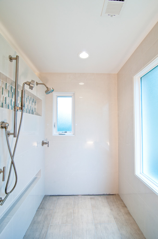 Ejemplo de cuarto de baño principal actual grande sin sin inodoro con armarios con paneles lisos, puertas de armario de madera en tonos medios, paredes blancas, lavabo bajoencimera y encimera de cuarcita