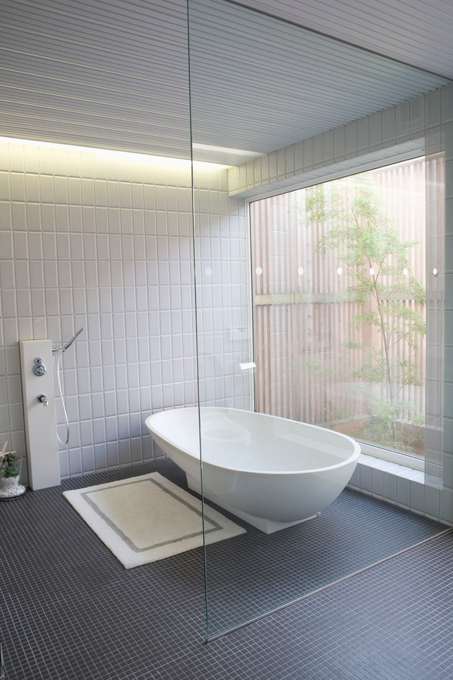他の地域にあるコンテンポラリースタイルのおしゃれな浴室 (置き型浴槽) の写真