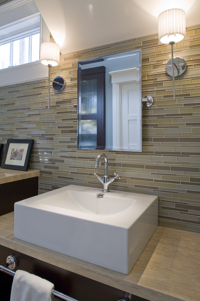 На фото: ванная комната: освещение в современном стиле с настольной раковиной