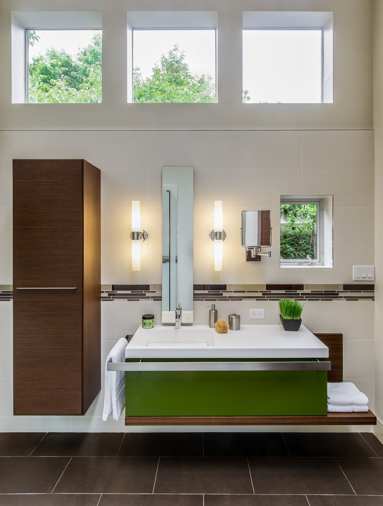 Стильный дизайн: ванная комната в современном стиле с монолитной раковиной, плоскими фасадами и коричневой плиткой - последний тренд