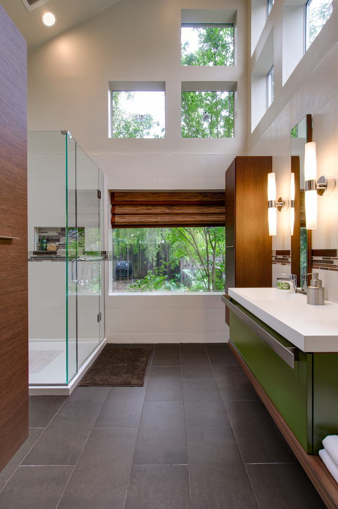 サンフランシスコにあるコンテンポラリースタイルのおしゃれな浴室 (フラットパネル扉のキャビネット、緑のキャビネット、コーナー設置型シャワー、白いタイル) の写真