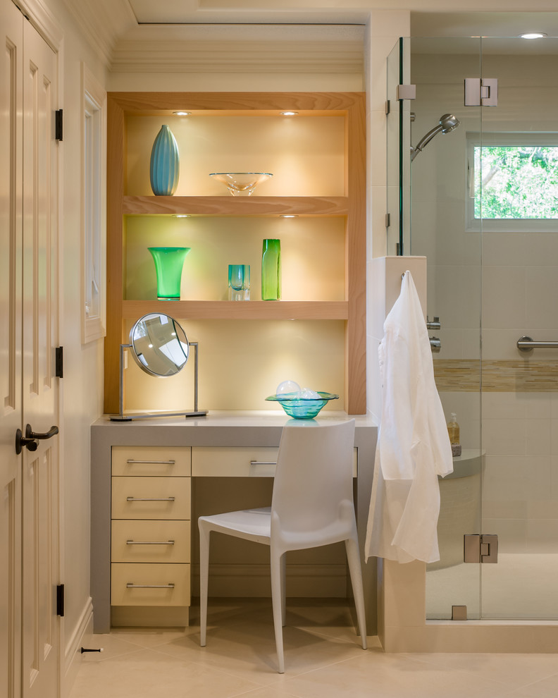 Foto di una stanza da bagno minimal con ante lisce, ante beige, doccia alcova e piastrelle beige