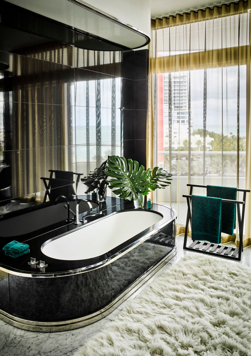 マイアミにあるコンテンポラリースタイルのおしゃれな浴室 (黒いタイル、黒い壁、マルチカラーの床) の写真