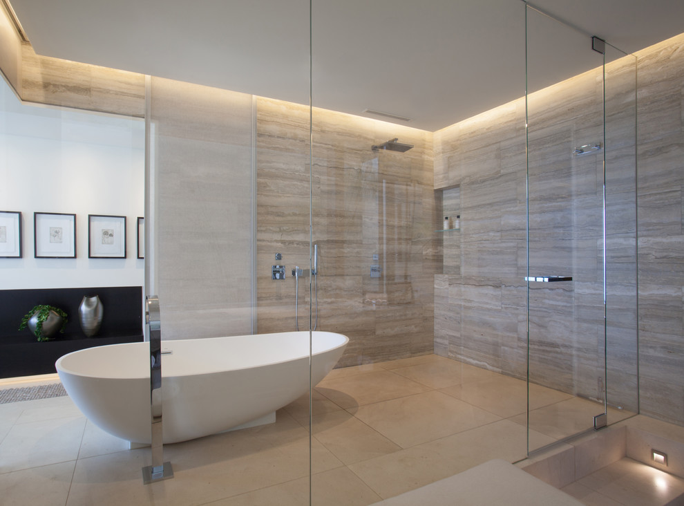 На фото: огромная главная ванная комната в современном стиле с отдельно стоящей ванной, открытым душем, бежевой плиткой, плиткой из листового камня, бежевыми стенами и полом из керамогранита