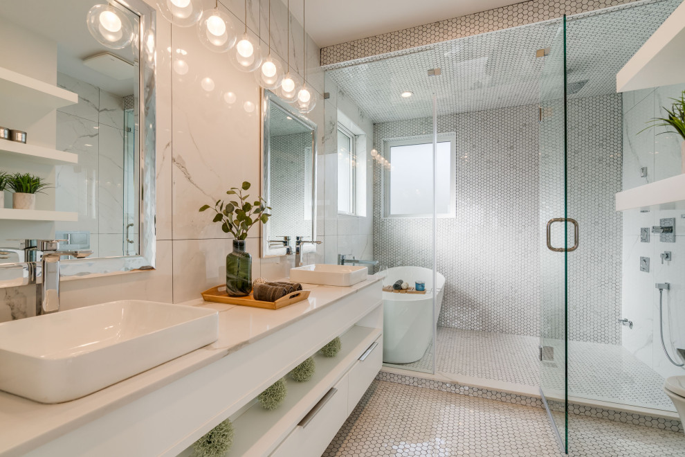 Großes Modernes Badezimmer En Suite mit flächenbündigen Schrankfronten, weißen Schränken, freistehender Badewanne, Nasszelle, beigen Fliesen, Keramikboden, Aufsatzwaschbecken, weißem Boden, Falttür-Duschabtrennung, Quarzit-Waschtisch und weißer Waschtischplatte in Vancouver