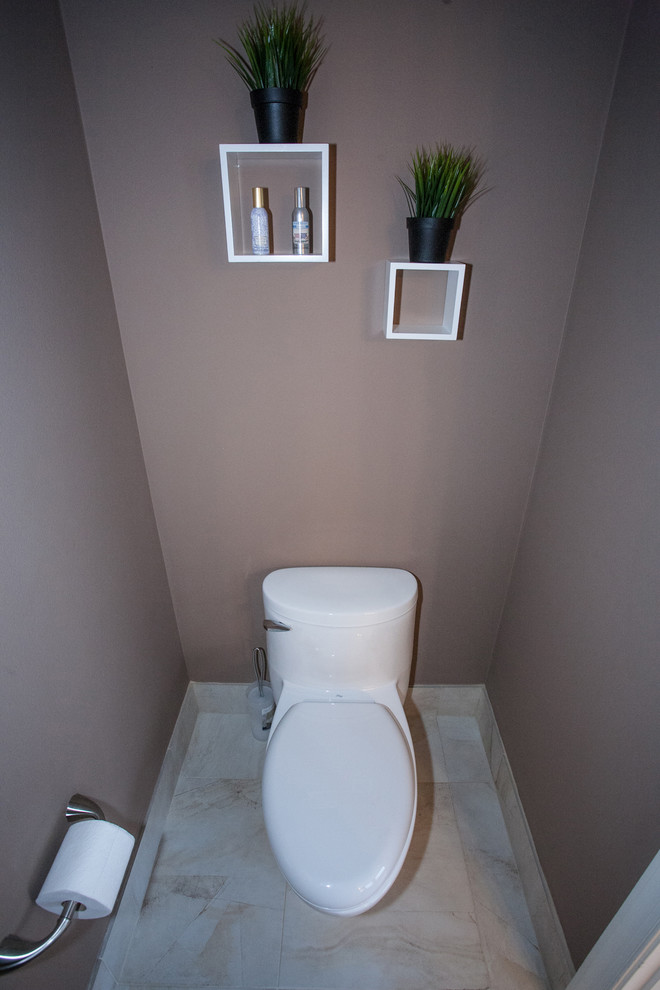 Esempio di un bagno di servizio tradizionale con lavabo a bacinella, ante in legno scuro, top in granito, WC monopezzo, piastrelle multicolore e piastrelle in gres porcellanato