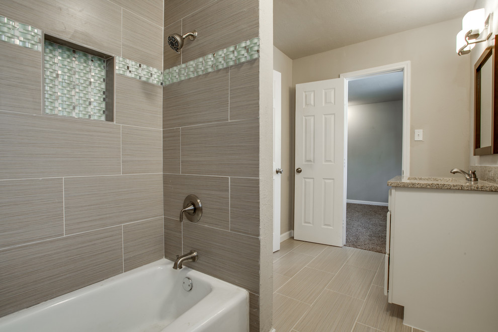 Idéer för att renovera ett mellanstort funkis badrum, med ett undermonterad handfat, skåp i shakerstil, vita skåp, granitbänkskiva, ett fristående badkar, en dusch/badkar-kombination, grå kakel, porslinskakel, beige väggar och klinkergolv i porslin