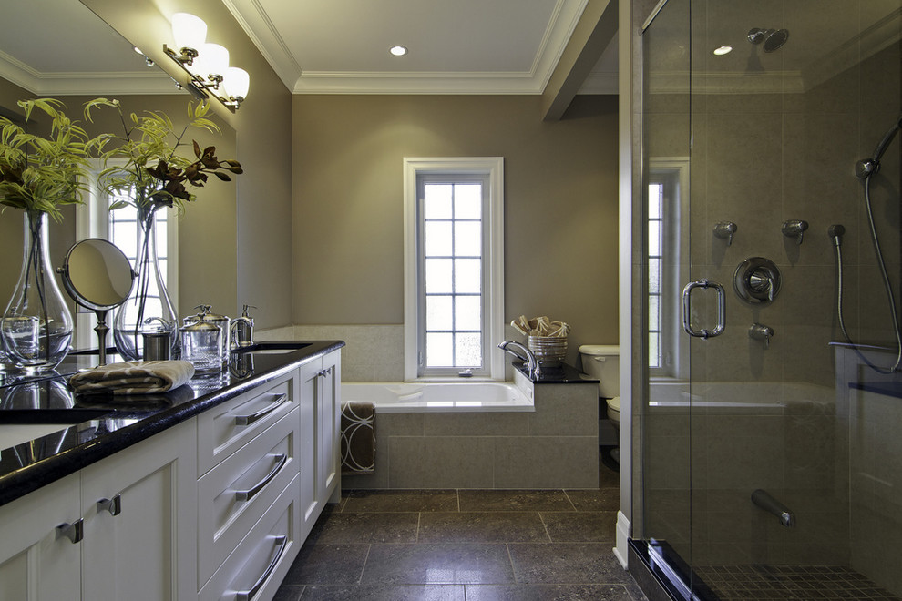 Стильный дизайн: ванная комната в современном стиле с врезной раковиной, фасадами с утопленной филенкой, белыми фасадами, накладной ванной, душем в нише и бежевой плиткой - последний тренд