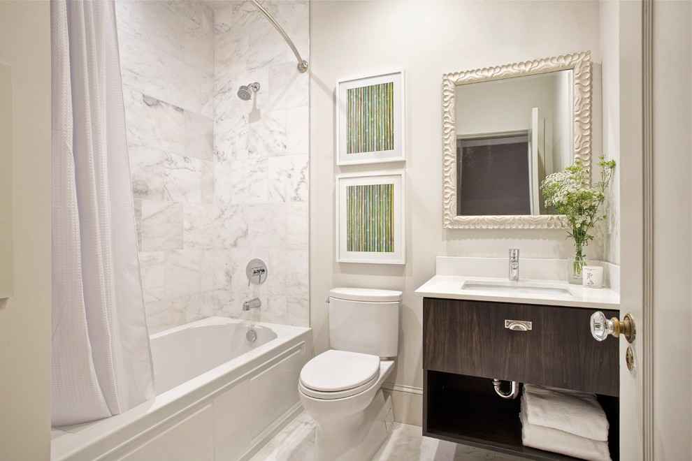 Immagine di una stanza da bagno minimal con lavabo sottopiano e doccia con tenda