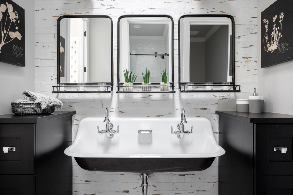 Ispirazione per una stanza da bagno padronale contemporanea di medie dimensioni con nessun'anta, ante bianche, piastrelle bianche, piastrelle in ceramica, pareti bianche e lavabo sospeso