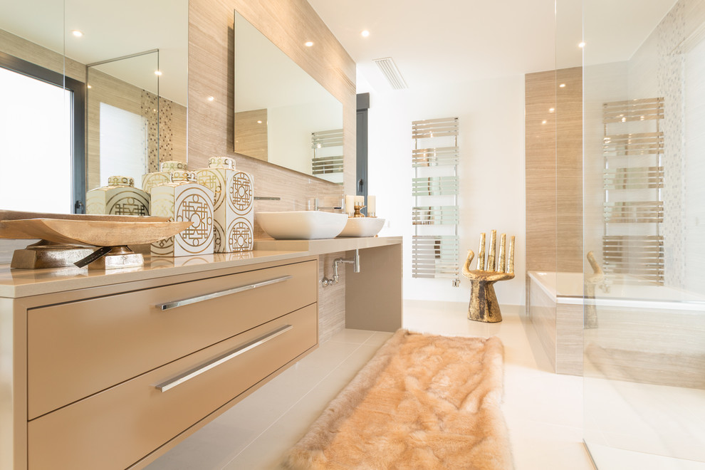 Großes Modernes Badezimmer En Suite mit flächenbündigen Schrankfronten, beigen Fliesen, weißer Wandfarbe, Marmor-Waschbecken/Waschtisch, beigen Schränken, Eckdusche, Keramikboden, Aufsatzwaschbecken und Einbaubadewanne in Alicante-Costa Blanca