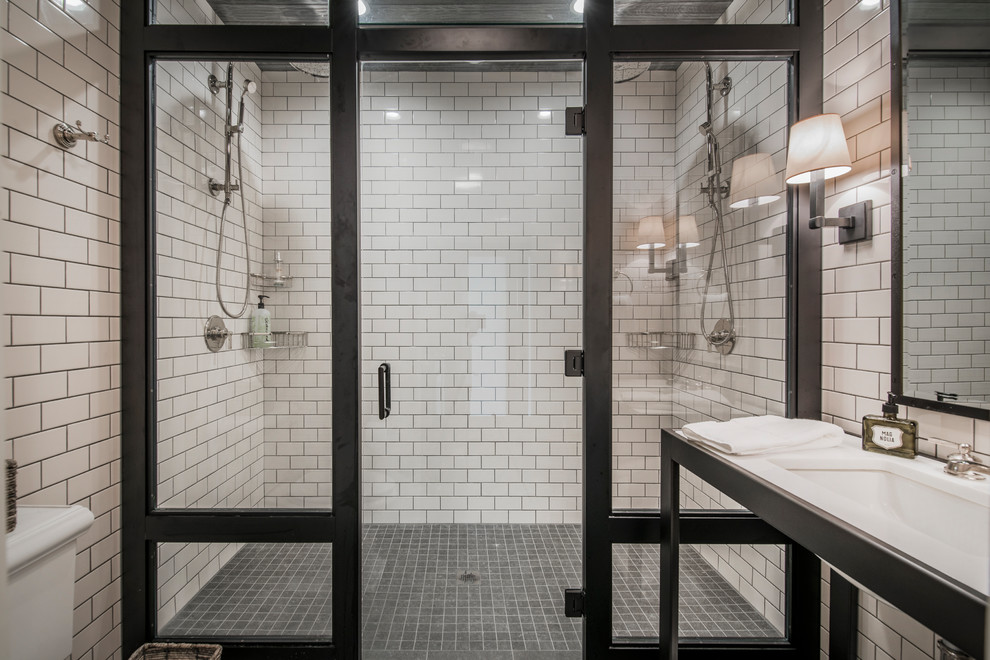 На фото: ванная комната в современном стиле с двойным душем, белой плиткой, плиткой кабанчик, белыми стенами, душевой кабиной, врезной раковиной, серым полом и душем с распашными дверями
