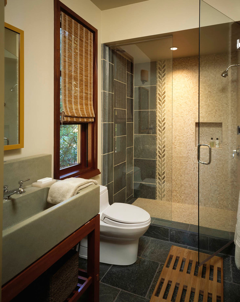 На фото: ванная комната в современном стиле с раковиной с несколькими смесителями с
