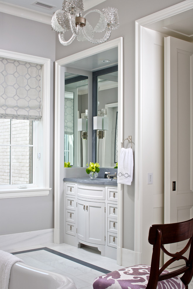 Пример оригинального дизайна: ванная комната в современном стиле с белыми фасадами