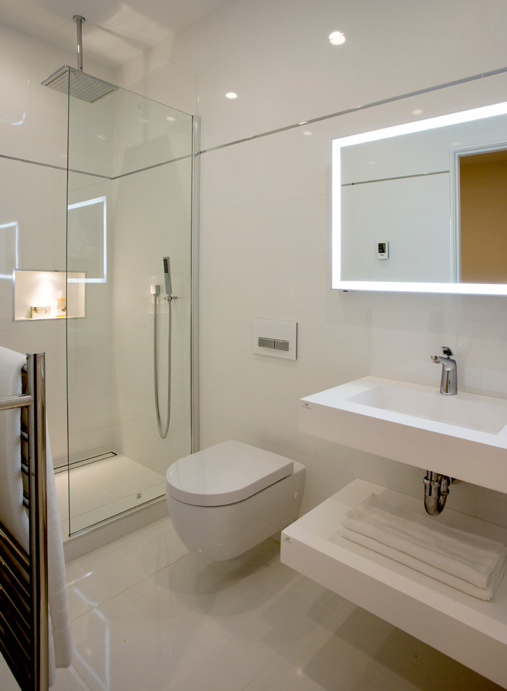 Idéer för funkis badrum, med ett väggmonterat handfat, en dusch i en alkov, en vägghängd toalettstol, vit kakel, keramikplattor och klinkergolv i keramik