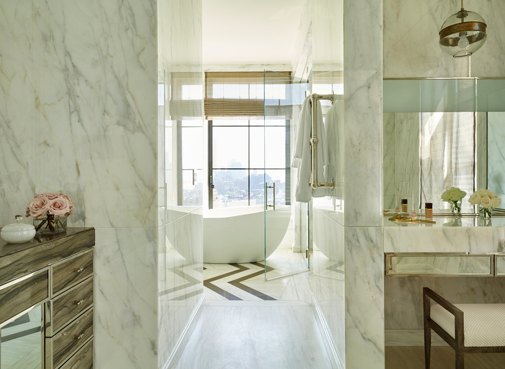 Стильный дизайн: ванная комната в современном стиле с отдельно стоящей ванной, душем в нише, белой плиткой и душем с распашными дверями - последний тренд