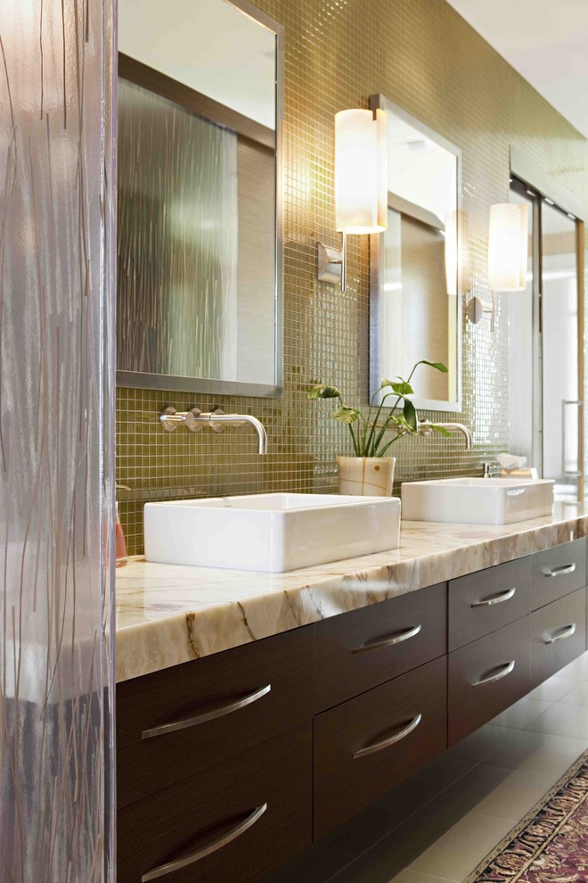 Идея дизайна: ванная комната: освещение в современном стиле с стеклянной плиткой, настольной раковиной и зеленой плиткой