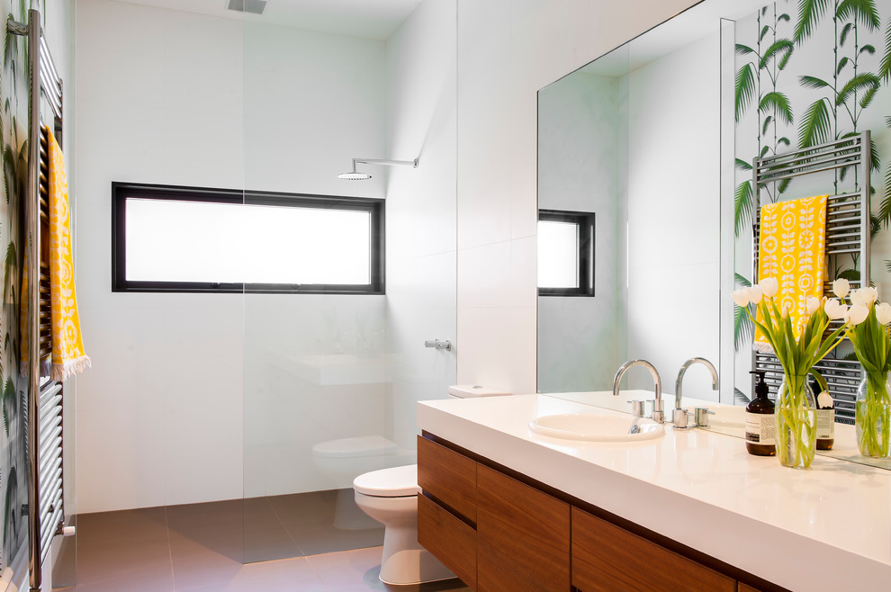 Immagine di una stanza da bagno minimal con lavabo da incasso, doccia aperta e doccia aperta
