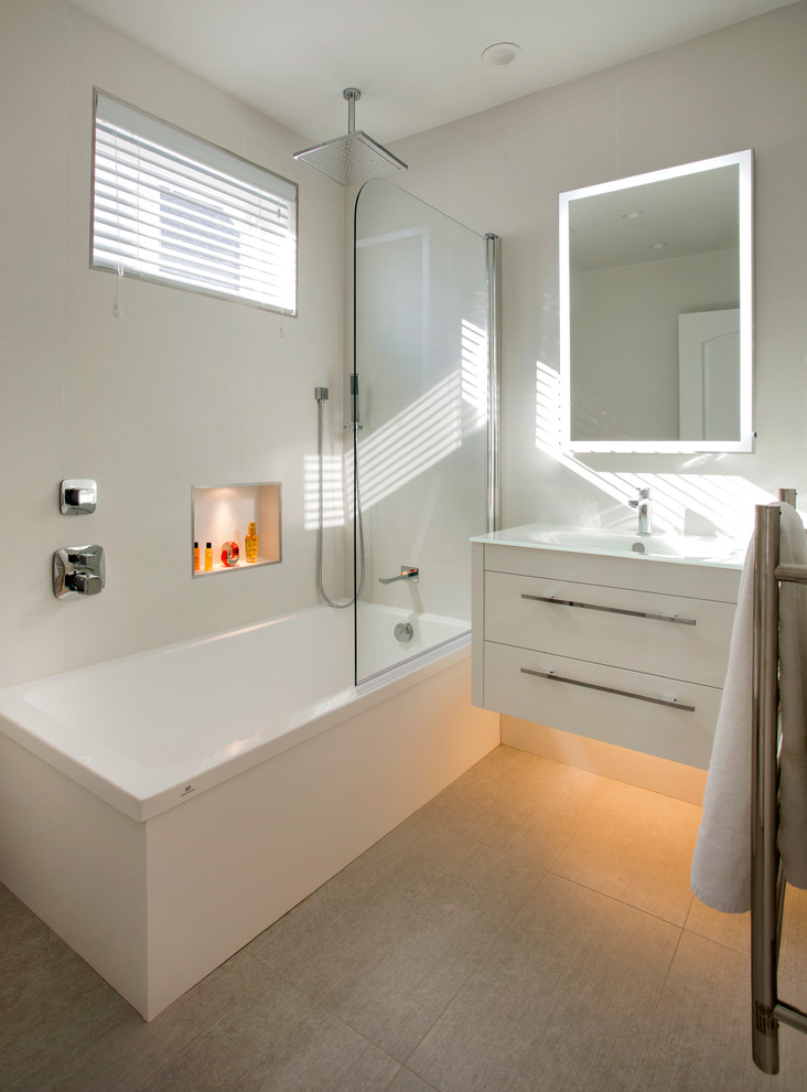 Cette photo montre une salle de bain tendance avec un lavabo suspendu, une douche d'angle, un carrelage beige, des carreaux de céramique, un mur beige et une baignoire posée.