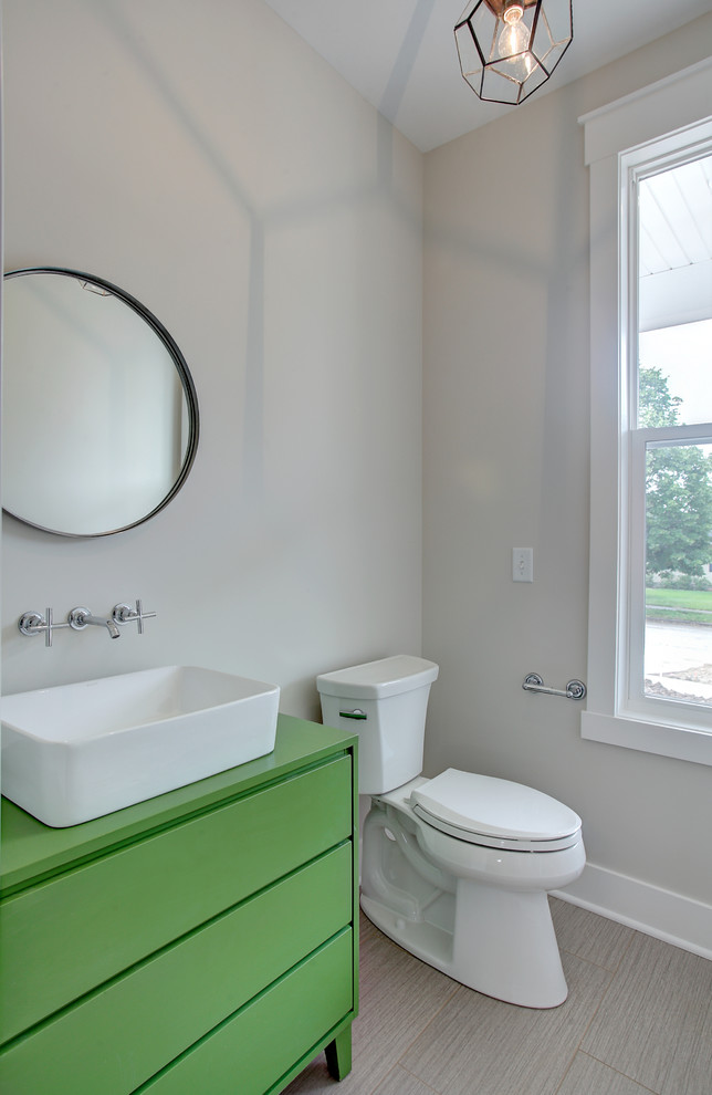 Esempio di una stanza da bagno con doccia minimal con ante lisce, ante verdi, WC a due pezzi, pareti beige, lavabo a bacinella e pavimento beige
