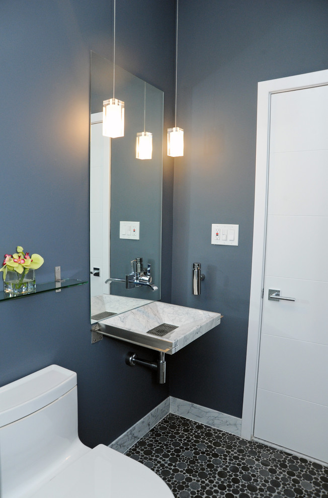 Inspiration för ett mellanstort funkis badrum med dusch, med ett väggmonterat handfat, marmorbänkskiva, en dusch i en alkov, en toalettstol med hel cisternkåpa, blå kakel, stenkakel, blå väggar och mosaikgolv