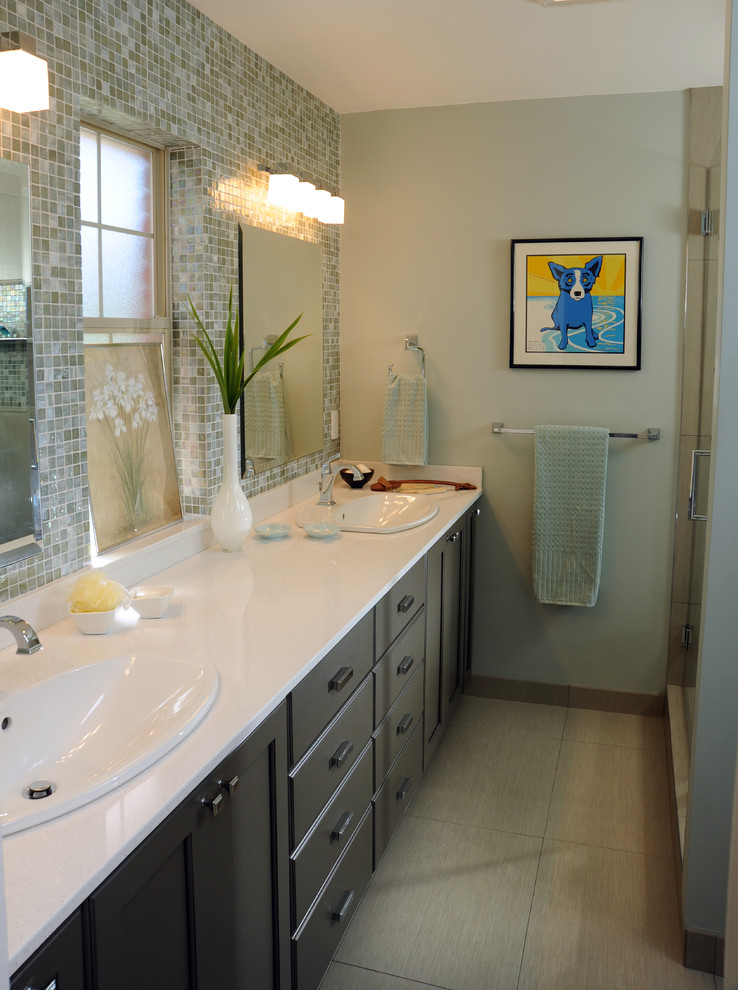 Стильный дизайн: ванная комната: освещение в современном стиле с накладной раковиной - последний тренд