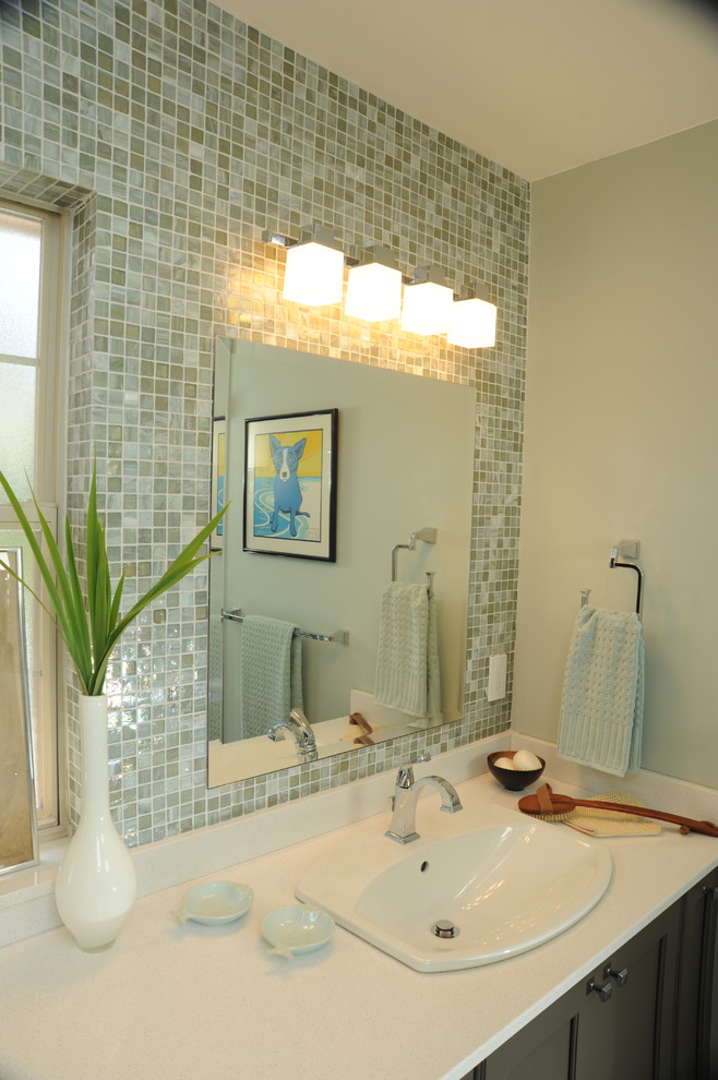 Идея дизайна: ванная комната: освещение в современном стиле с накладной раковиной