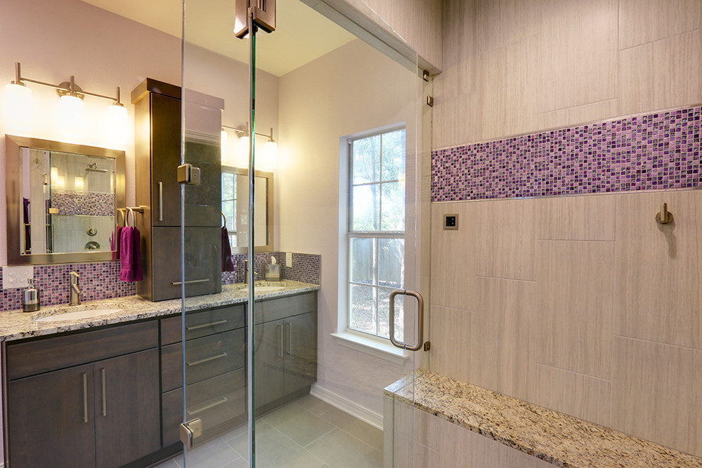 Aménagement d'une salle de bain principale contemporaine de taille moyenne avec un mur violet, un placard à porte plane, des portes de placard grises, une douche d'angle, un carrelage multicolore et un lavabo encastré.