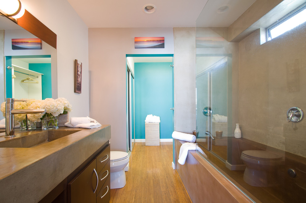 Пример оригинального дизайна: узкая и длинная ванная комната в современном стиле с столешницей из бетона