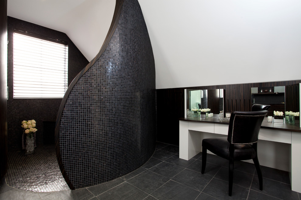 Идея дизайна: ванная комната в современном стиле с плиткой мозаикой и окном