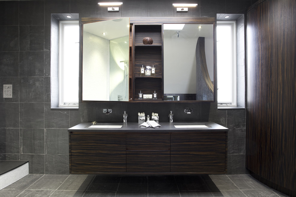 На фото: ванная комната в современном стиле с отдельно стоящей ванной и плиткой мозаикой с