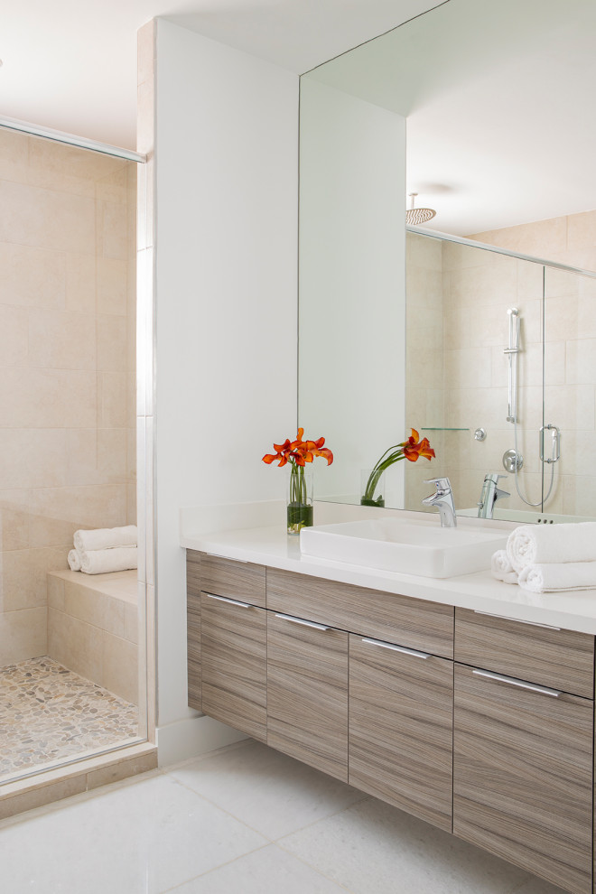 Großes Modernes Badezimmer En Suite mit flächenbündigen Schrankfronten, Quarzwerkstein-Waschtisch, weißer Waschtischplatte, grauen Schränken, beigen Fliesen, weißer Wandfarbe, Einbauwaschbecken, weißem Boden, Einzelwaschbecken und schwebendem Waschtisch in Miami