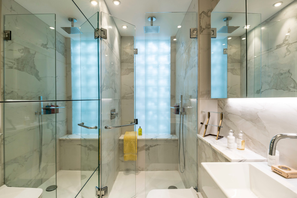 Imagen de cuarto de baño contemporáneo con ducha empotrada, lavabo integrado y ducha con puerta con bisagras