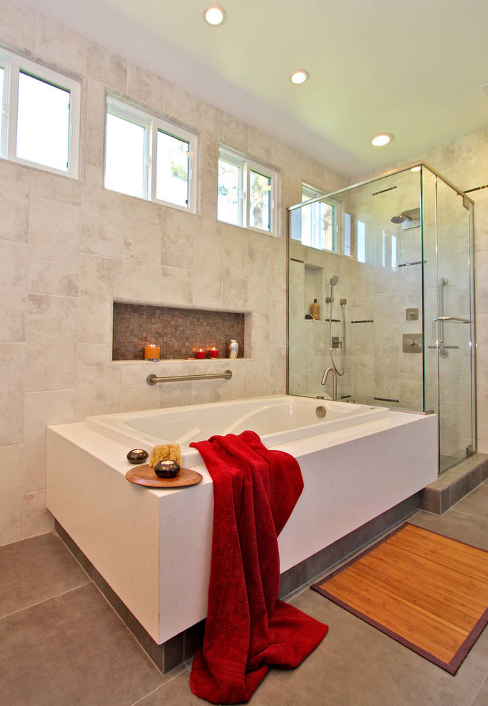 Immagine di una stanza da bagno design con piastrelle a mosaico