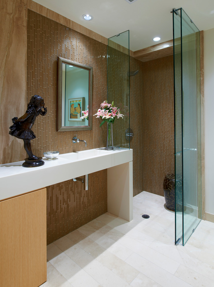 Idee per una stanza da bagno design con lavabo integrato, ante lisce, ante in legno scuro, doccia a filo pavimento e piastrelle marroni