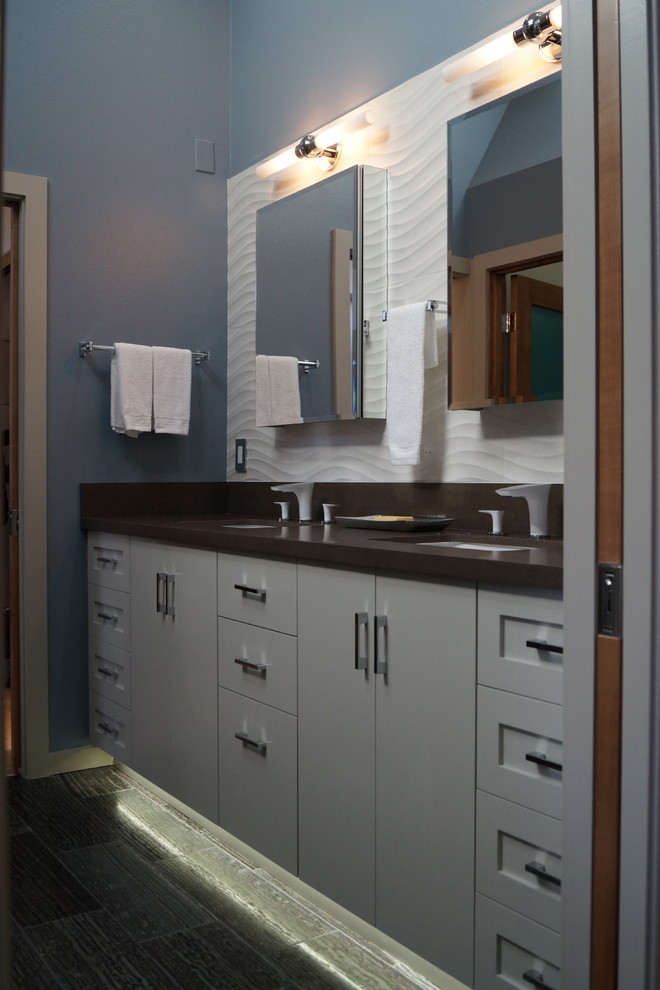 Стильный дизайн: большая главная ванная комната в современном стиле с плоскими фасадами, серыми фасадами, синими стенами, полом из керамогранита, врезной раковиной и серым полом - последний тренд