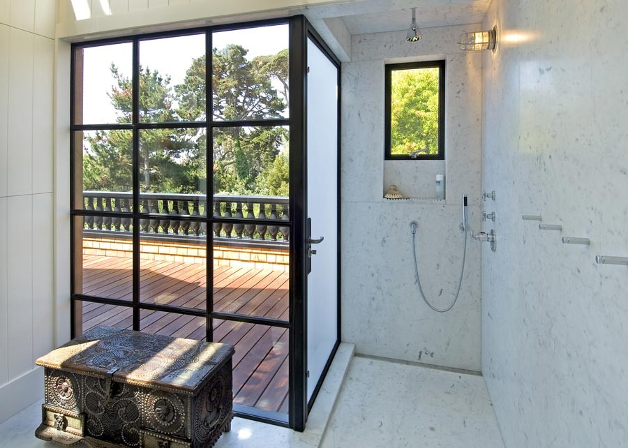 Idee per una grande stanza da bagno padronale contemporanea con doccia aperta, pavimento in marmo e doccia aperta