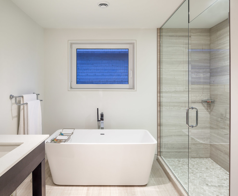 Cette photo montre une salle de bain principale tendance en bois foncé de taille moyenne avec un lavabo encastré, une baignoire indépendante, une douche d'angle, un carrelage gris, un mur blanc, un placard à porte plane, des carreaux de céramique et un plan de toilette en quartz modifié.