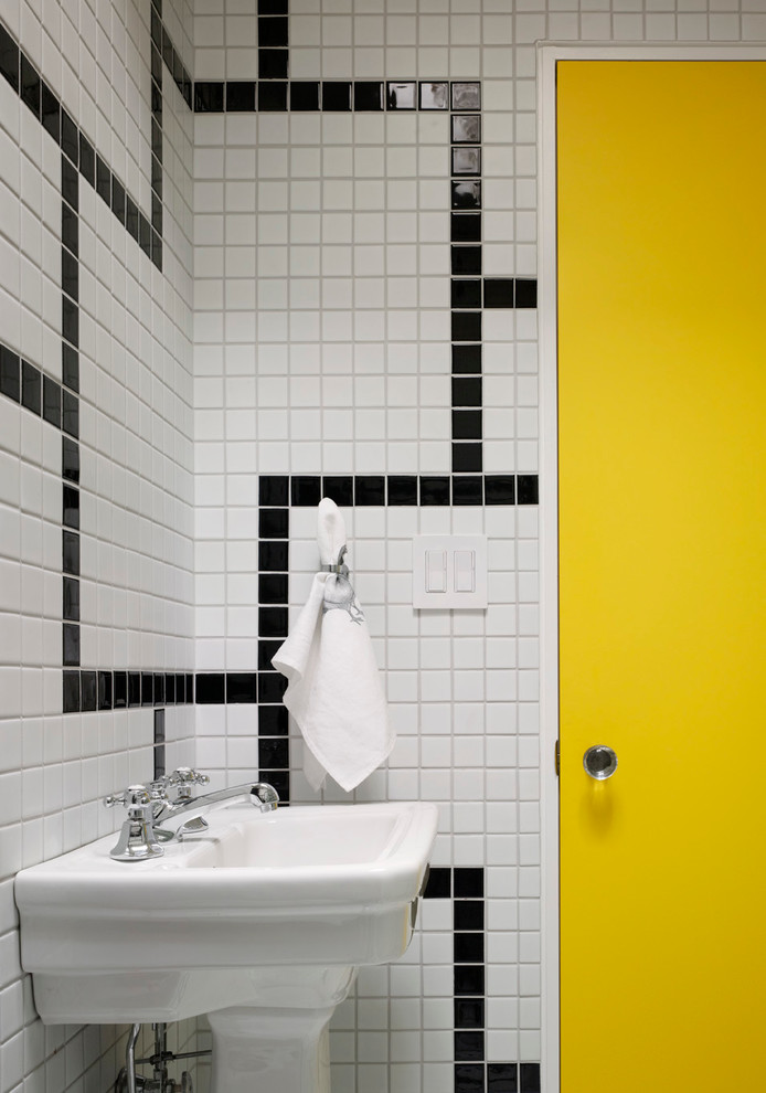 ニューヨークにあるお手頃価格の小さなコンテンポラリースタイルのおしゃれなバスルーム (浴槽なし) (ペデスタルシンク、白いタイル、セラミックタイル) の写真