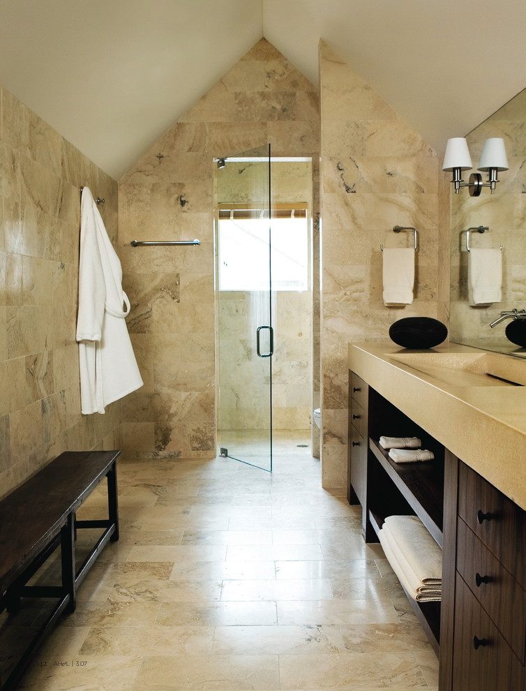 Свежая идея для дизайна: ванная комната в современном стиле с монолитной раковиной, душем без бортиков и плиткой из травертина - отличное фото интерьера