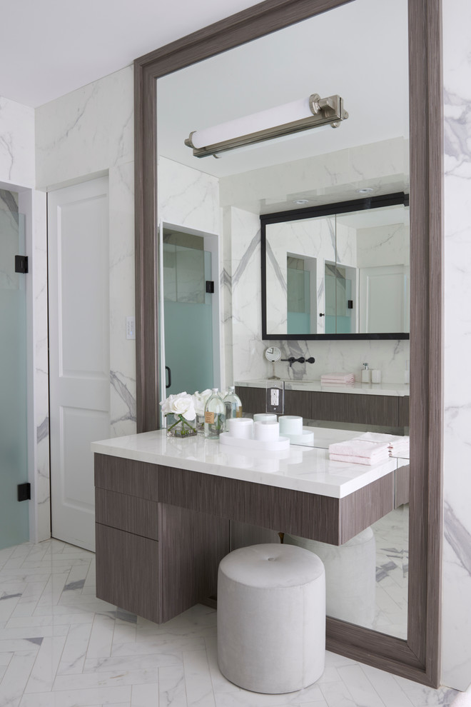 Пример оригинального дизайна: ванная комната в современном стиле с плоскими фасадами, темными деревянными фасадами и белыми стенами