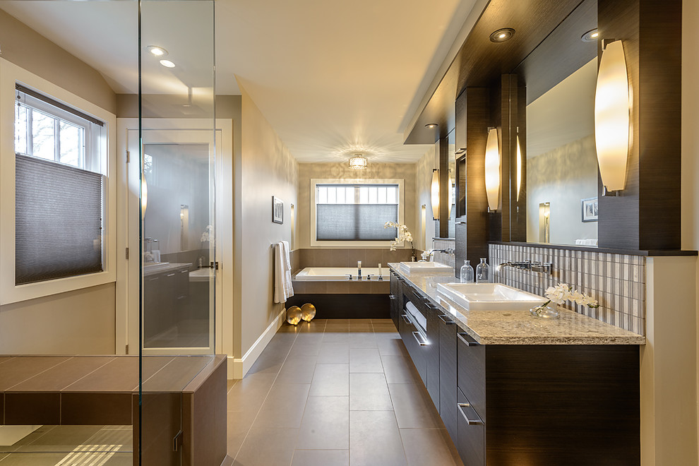 Пример оригинального дизайна: ванная комната в современном стиле с накладной раковиной и накладной ванной