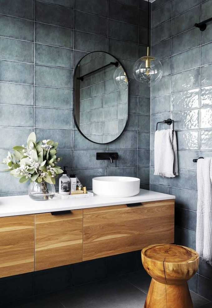 Imagen de cuarto de baño doble contemporáneo con armarios con paneles lisos, puertas de armario de madera oscura, baldosas y/o azulejos grises, lavabo sobreencimera, suelo gris y encimeras blancas
