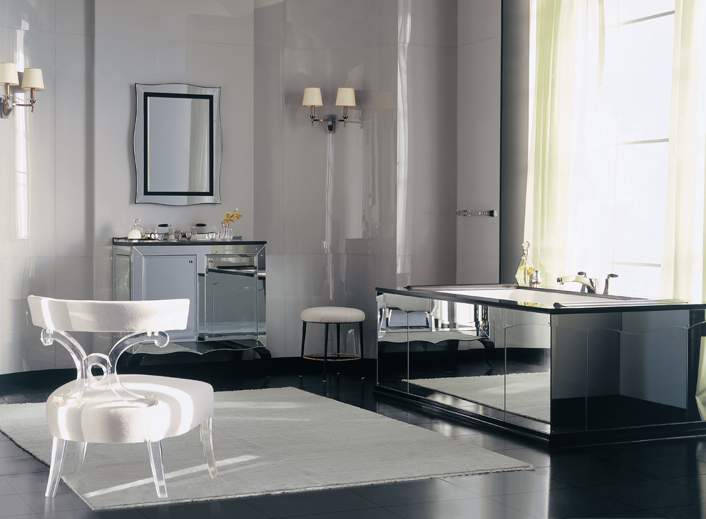 Cette photo montre une salle de bain tendance avec une baignoire encastrée et un carrelage gris.
