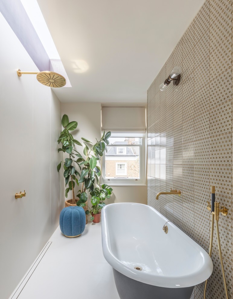 Modernes Badezimmer En Suite mit freistehender Badewanne, offener Dusche, beigen Fliesen, beiger Wandfarbe und weißem Boden in Cheshire