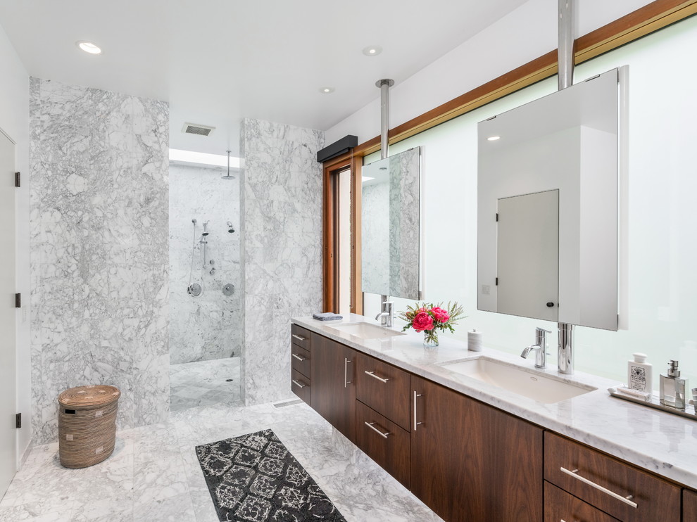 На фото: ванная комната в современном стиле с плоскими фасадами, темными деревянными фасадами, двойным душем, серой плиткой, разноцветной плиткой, белой плиткой, врезной раковиной, разноцветным полом и открытым душем с