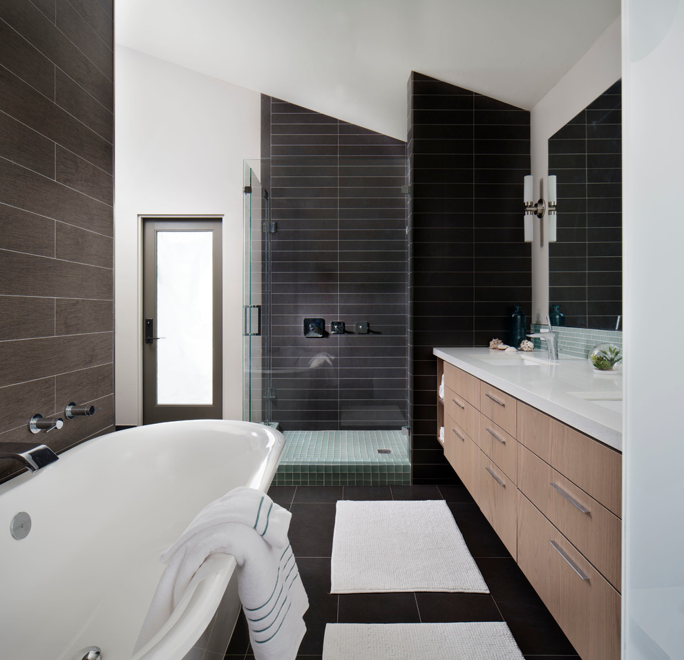 Modernes Badezimmer mit flächenbündigen Schrankfronten, hellen Holzschränken, freistehender Badewanne, Duschnische und braunen Fliesen in San Diego