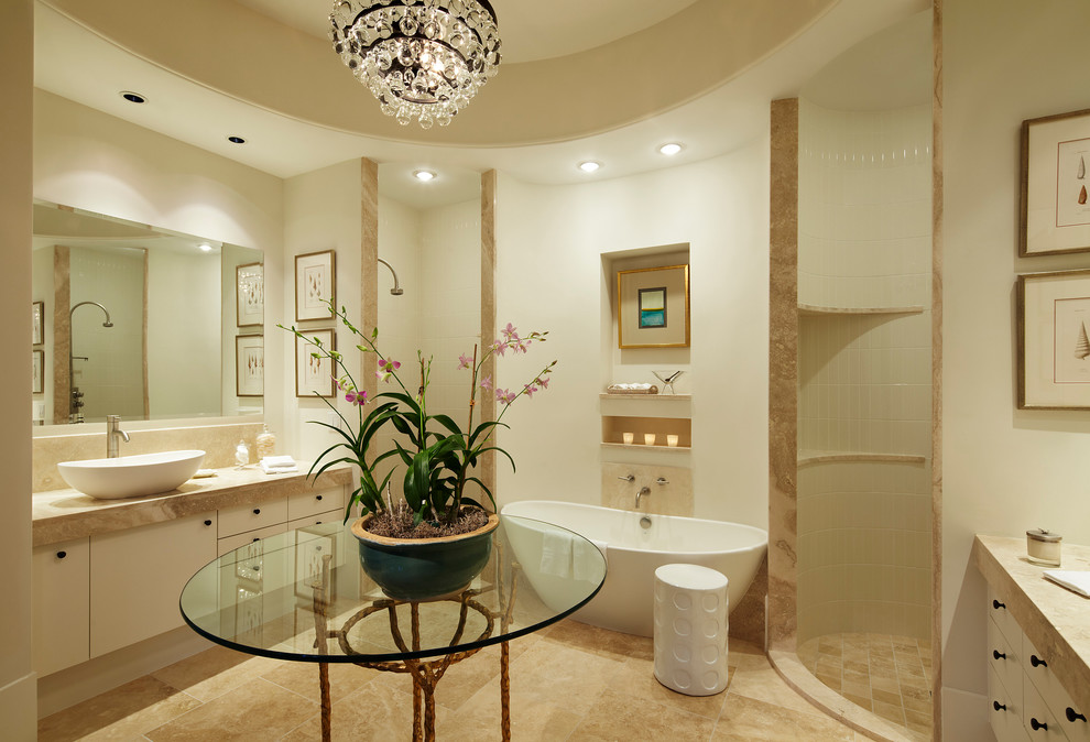 Modern inredning av ett stort en-suite badrum, med släta luckor, vita skåp, ett fristående badkar, en hörndusch, röda väggar, ett fristående handfat, beiget golv och med dusch som är öppen