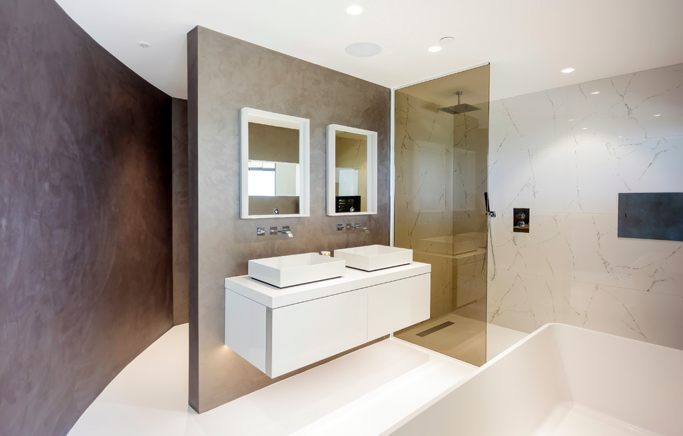 Стильный дизайн: ванная комната в современном стиле с настольной раковиной, плоскими фасадами, белыми фасадами, коричневыми стенами и душем без бортиков - последний тренд